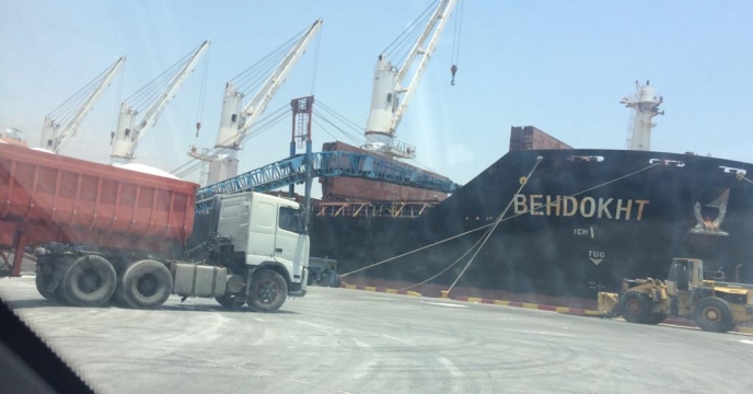 کشتی بهدخت در اسکله پارس عسلويه بوشهر در حال بارگيرى کود اوره به مقصد بندر امام 