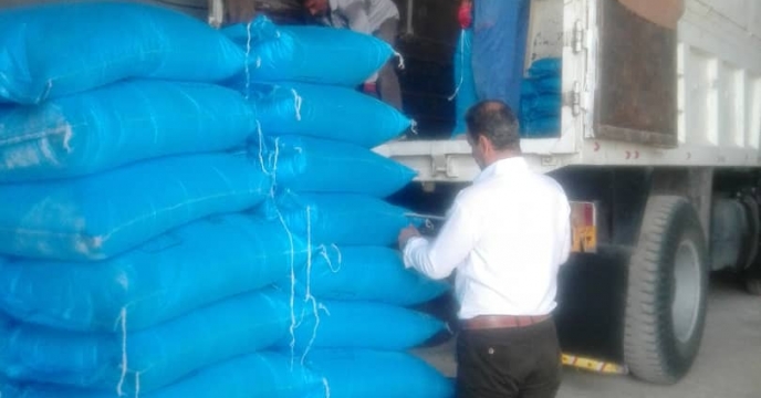 ساماندهی و نمونه برداری از کود شیمیایی موجود در انبار کارگزاران منطقه  کوار 