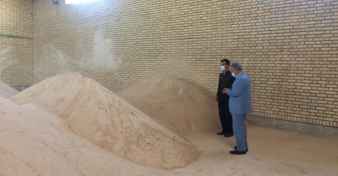بازدید مدیر شرکت خدمات حمایتی کشاورزی استان بوشهر از روند تخلیه خاک فسفات در انبار (بنگاه توسعه سابق)