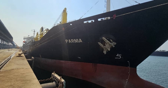 آغار عملیات تخلیه کشتی پرنیا حامل کود شیمیایی اوره در بندرعباس