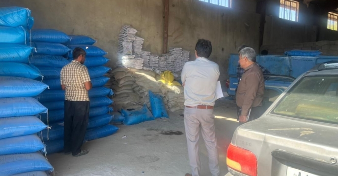 پایش دورهای نهادههای کشاورزی در انبارهای کود کارگزاران شرکت خدمات حمایتی کشاورزی جنوب کرمان درشهرستان عنبرآباد