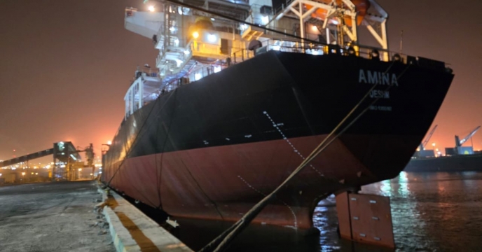 پهلودهی کشتی آمینا جهت بارگیری کود کشاورزی اوره از مبادی استان بوشهر