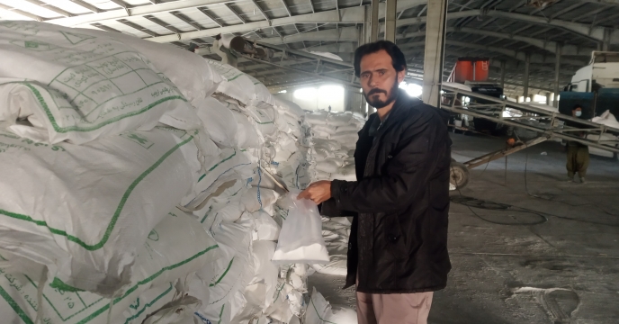 نمونه برداری از کود سولفات پتاس پودری تولید شرکت پتروشیمی ارومیه در انبار مرکزی استان 