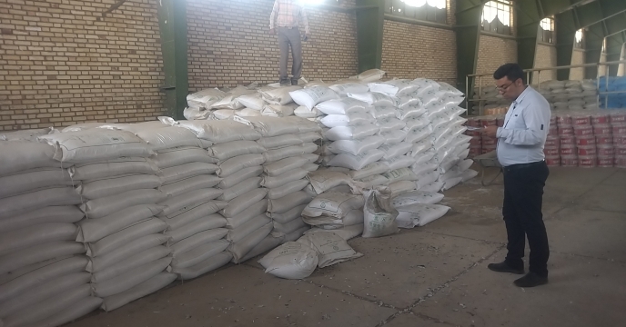 نمونه‌برداری از کودهای امانی در انبار کارگزاری های استان قم توسط واحد کنترل کیفی شرکت خدمات حمایتی کشاورزی قم