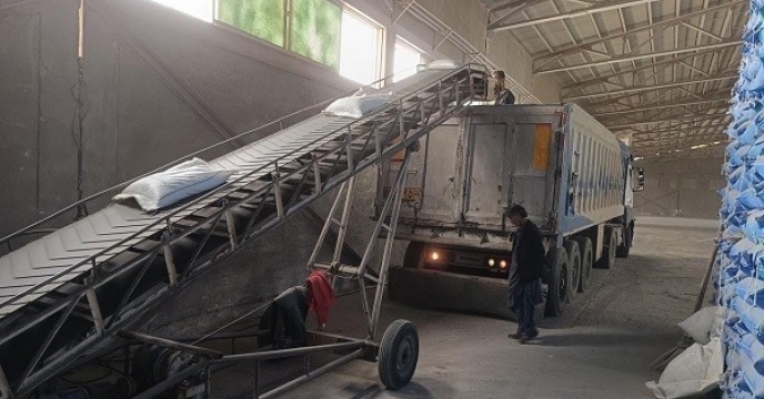 دریافت کودهای کشاورزی از عاملین مجاز توزیع نهاده های کشاورزی شرکت خدمات حمایتی کشاورزی استان سیستان وبلوچستان توسط کشاورزان 