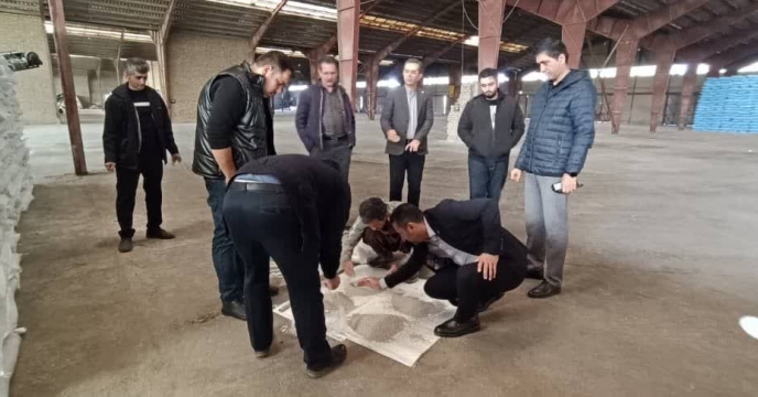 نمونه برداری  از کود سوپر فسفات  ساده ارسالی از شرکت ارکان شیمی جنوب در انبار سازمانی گرگان