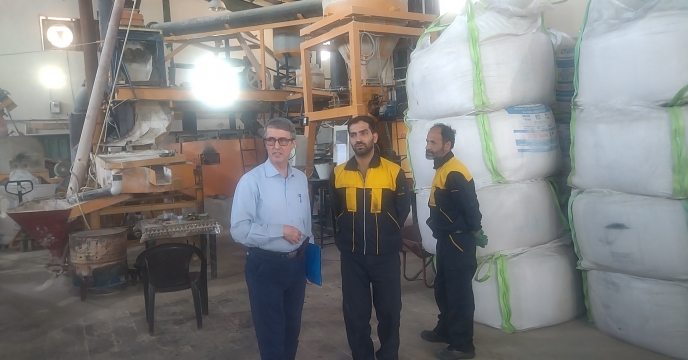 بازدید مسئول کنترل کیفی شرکت خدمات حمایتی کشاورزی استان قم از کارخانه تولید کود سولفات پتاسیم در راستای نظارت بر اجرای قرارداد تأمین