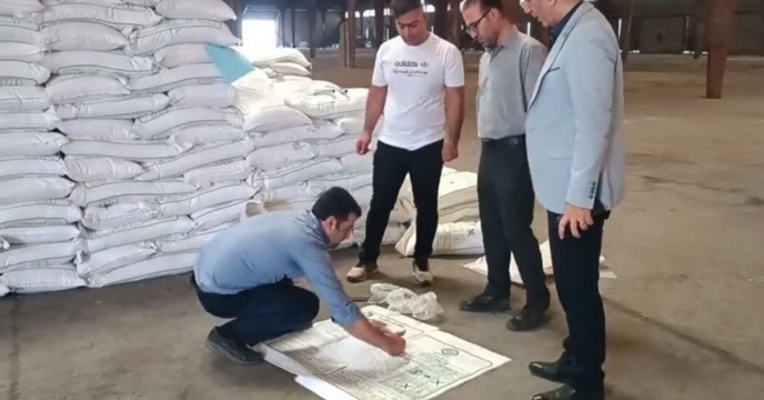 نمونه برداری از کود سولفات پتاسیم تولیدی شرکت املاح معدنی ایران 