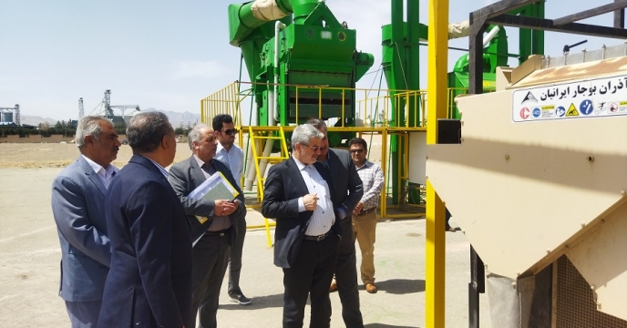 بازدید مهندس ملازاده از دستگاه بوجاری شرکت خدمات حمایتی کشاورزی خراسان جنوبی