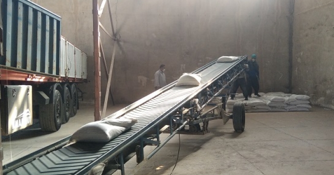 تخلیه 200 تن کود سوپر فسفات ساده گرانوله ارسالی از شرکت صنعت پژوهان لیان در انبار استان زنجان