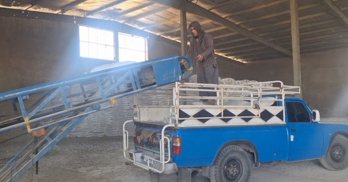 تحویل کود کشاورزی مورد نیاز کشاورزان استان کهگیلویه و بویراحمد به کارگزاران جهت توزیع