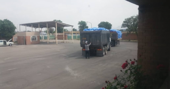 تخلیه کودهای ارسالی از مرودشت از واگن به کامیون در انبار سازمانی استان آذربایجان شرقی
