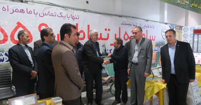 اعطا تندیس نمایشگاه کشاورزی به استان مازندران
