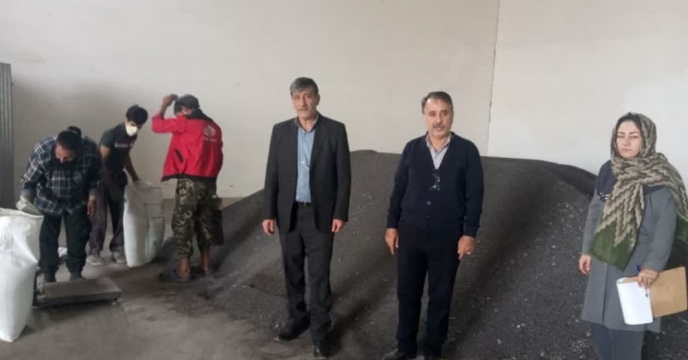 بازدید کمیته پایش کودی استان از روند کیسه گیری کود فله سوپر فسفات تریپل در شهرستان آزادشهر