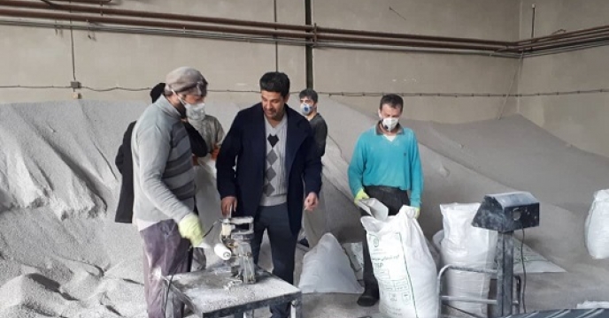 شروع عملیات کیسه گیری کودهای فله در آذربایجان غربی