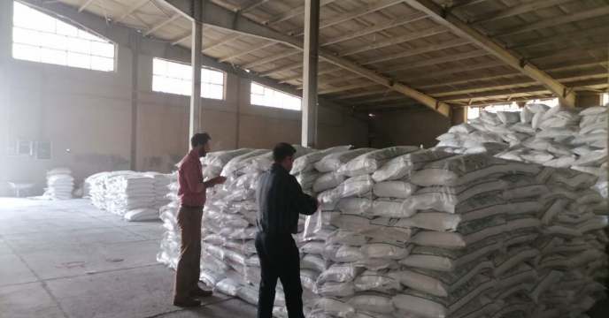 نمونه‌برداری از کود سولفات پتاسیم پارت ۱۰ در انبار مرکزی کرمان