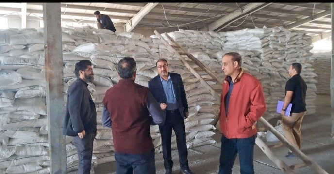 تداوم نظارت کیفی بر کودهای یارانه‌ای با انجام نمونه‌برداری در انبارمرکزی کرمان