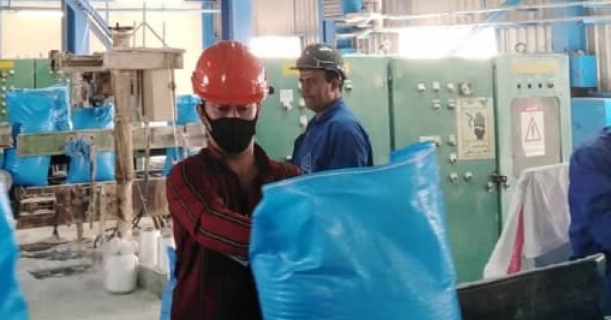 عملیات نمونه برداری از خط تولید مجتمع پتروشیمی شیراز