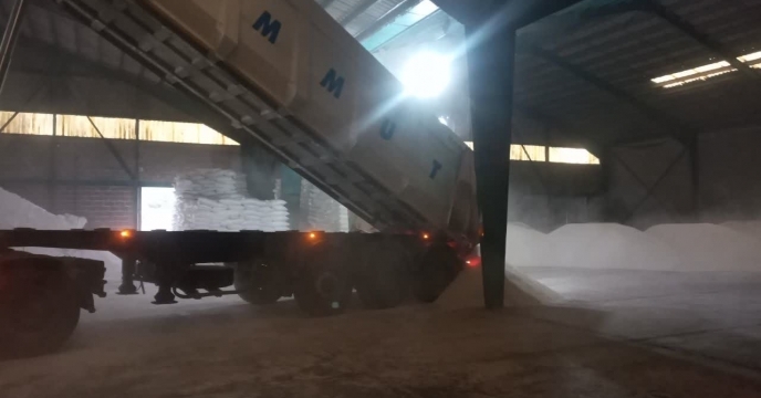 پشتیبانی کشاورزان رضوانشهر با توزیع بیش از ۲۰۰۰ تن کود در نه ماهه اخیر