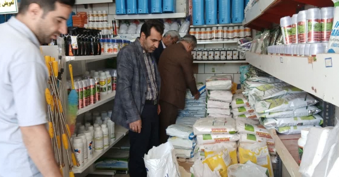 بازدید کمیته نظارت و پایش از مراکز عرضه کودهای یارانه ای شهرستان کیار