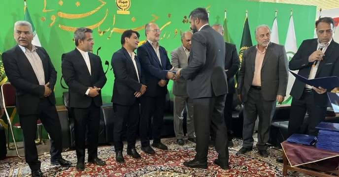 رئیس سازمان جهادکشاورزی خراسان جنوبی با اهدای لوح از حضور تولیدکنندگان در نمایشگاه تقدیر کرد رئیس سازمان جهادکشاورزی خراسان جنوبی با اهدای لوح از حضور تولیدکنندگان در نمایشگاه تقدیر کرد