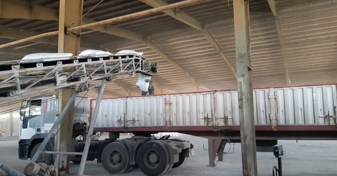 کشاورزان شهرستان گیلانغرب مقدار 1022 تن کود کشاورزی اوره دریافت کردند