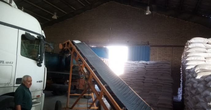  حمل و تخلیه 10 تن کود کشاورزی درکارگزاری های شهرستان مانه