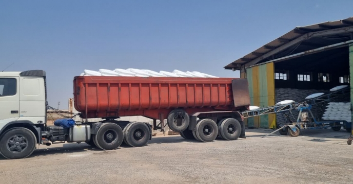 مبادی استان خوزستان در آذر ماه سالجاری میزان 5 هزار تن کود کشاورزی اوره به شرکت خدمات حمایتی کشاورزی استان لرستان تامین و ارسال کرد