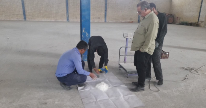 نمونه برداری از کود سولفات پتاسیم پودری در انبار شرکت خدمات حمایتی کشاورزی خراسان جنوبی