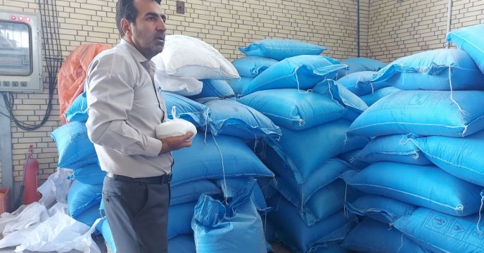 بازدید نمایندگان شرکت خدمات حمایتی کشاورزی استان چهارمحال و بختیاری از محموله کود شیمیایی مکشوفه در انبارهای اداره کل جمع‌آوری و فروش اموال تملیکی