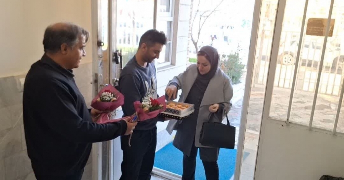 استقبال با گل و شیرینی از کارکنان در اولین روز از دهه فجر