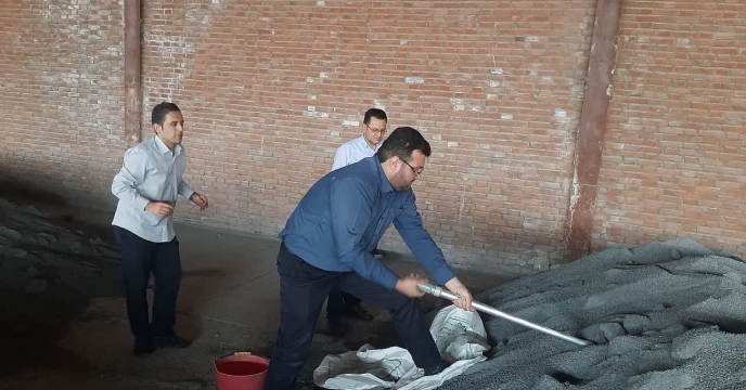 نمونه‌برداری از کود سوپرفسفات تریپل در انبار 30 هزار تنی کود شرکت خدمات حمایتی کشاورزی استان آذربایجان شرقی