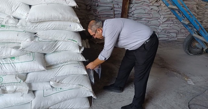 عملیات نمونه‌برداری از 518 تن کود کشاورزی سوپر فسفات تریپل در انبار استان زنجان