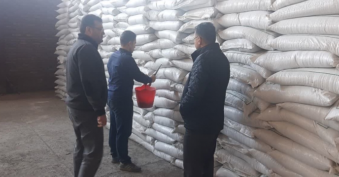 نمونه برداری از کودهای سوپرفسفات تریپل تامین شده از شرکت کیمیا کود آناهیتا در انبار 30 هزار تنی استان آذربایجان شرقی