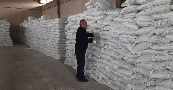 عملیات نمونه‌برداری از کود سولفات پتاسیم گرانوله در انبار استان زنجان 