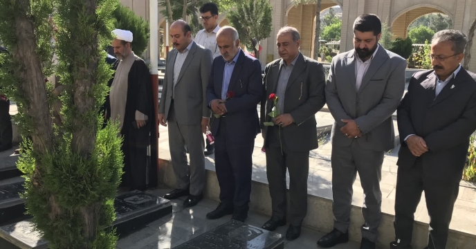 حضور همکاران ومدیرشرکت خدمات حمایتی کشاورزی استان کردستان درمراسم عطر افشانی وغبارروبی مزارشهدا بمناسبت هفته جهادکشاورزی