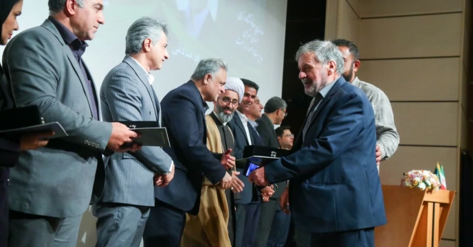 تقدیر از بهره برداران و تولیدکنندگان برتر بخش زراعت در همایش کشت پاییزه شهرستان ری
