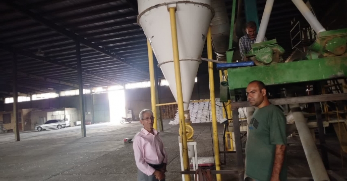 بازدید آقای صادقی کارشناس معین شرکت خدمات حمایتی کشاورزی از دستگاه های بوجاری استان سمنان