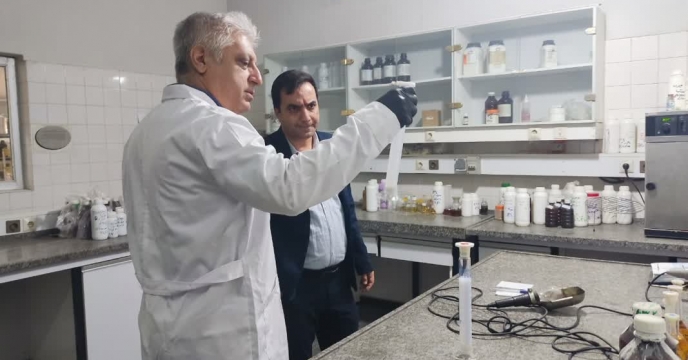 بازدید مدیر مجتمع شیمیایی آبیک از آزمایشگاه کنترل کیفی