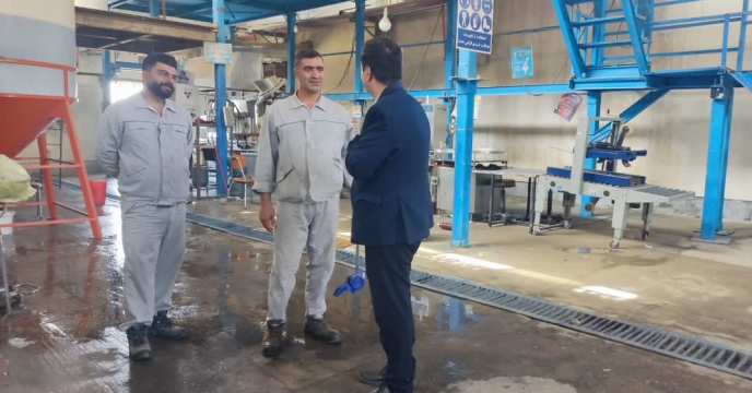 بازدید مدیر مجتمع شیمیایی آبیک از واحد تولید سموم مایع