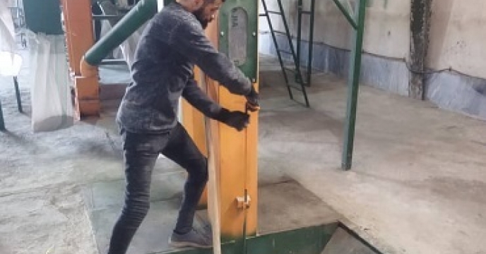 انجام سرویس های دوره ای دستگاه بوجاری بذر برنج شرکت خدمات حمایتی کشاورزی استان گیلان توسط کارشناس فنی و تولیدی استان
