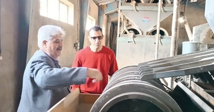 بازدید کارشناس فنی شرکت خدمات حمایتی کشاورزی استان یزد از دستگاه بوجاری استان