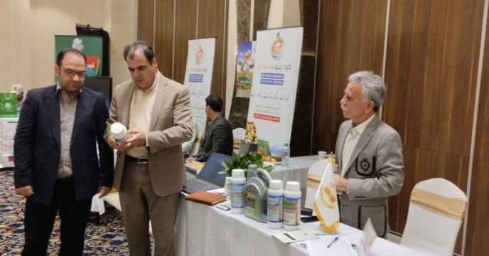 حضور عزیزی معاون فنی تعاون روستایی در همايش آموزشي ترويجي و معرفي محصولات سبد کودي شرکت خدمات حمايتي کشاورزي در استان کرمانشاه