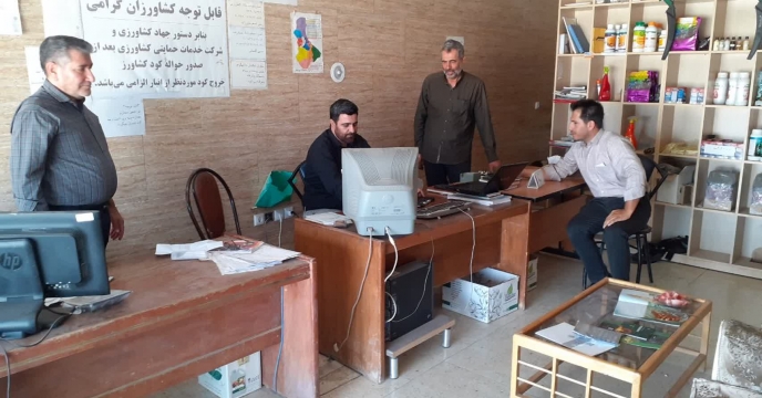 بازدید کارگروه پایش از انبار کارگزاری علی اصغر حیدرزاده و بررسی روند توزیع کود در شهرستان کاشان، استان اصفهان
