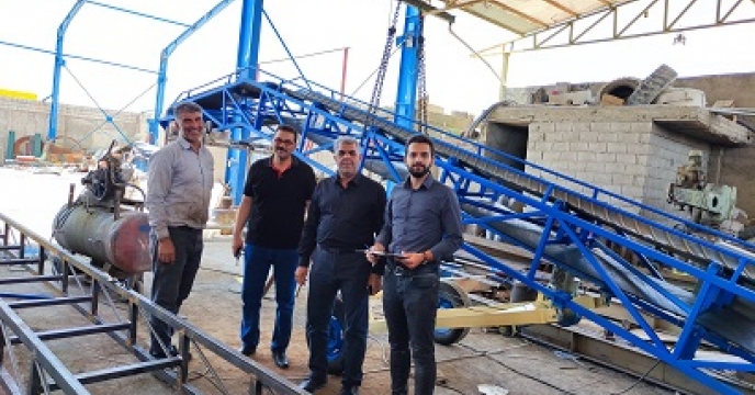 بازدید کارشناس معین ماشین ها و ادوات کشاورزی از روند ساخت دستگاه نوار نقاله در استان اصفهان