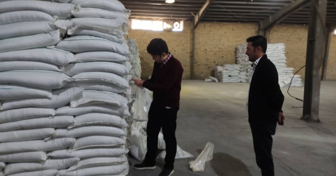 نمونه برداری از کود فسفات 13 درصد توسط کارشناس شرکت خدمات حمایتی کشاورزی استان آذربایجان غربی