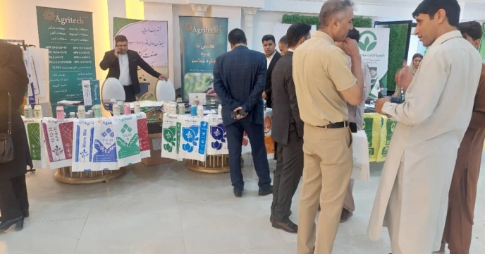 معرفي محصولات شرکت کيميا آژند بوتيا در همايش بازاريابي کود استان جيرفت