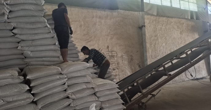 حمایت از کشاورزان منوجان؛ توزیع ۴۷۶ تن کود با هدف افزایش بهره‌وری مزارع