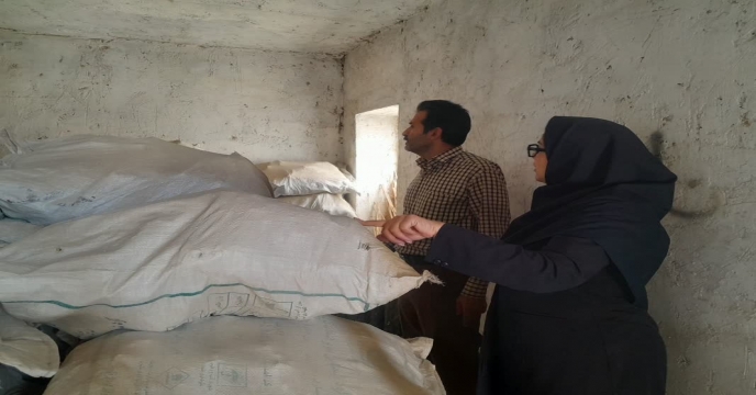 بازدید کارشناس رسمی دادگستری از کود کلوخه شده در مجتمع انبار های سازمانی استان مرکزی 