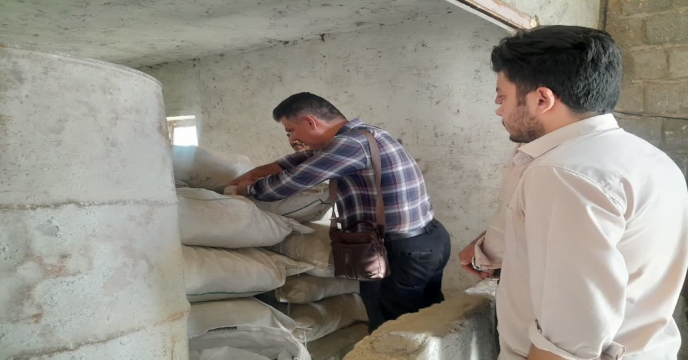بازدید کارشناس رسمی دادگستری از کود کلوخه شده در مجتمع انبار های سازمانی استان مرکزی 